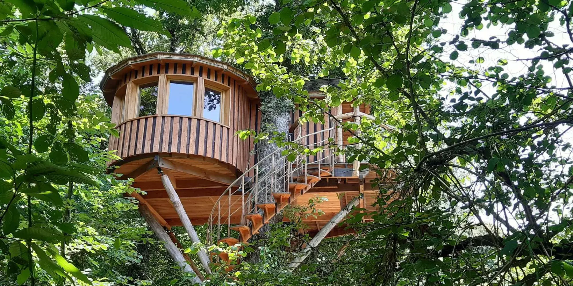 Cabane dans les arbres : tout ce qu'il faut savoir avant de réserver